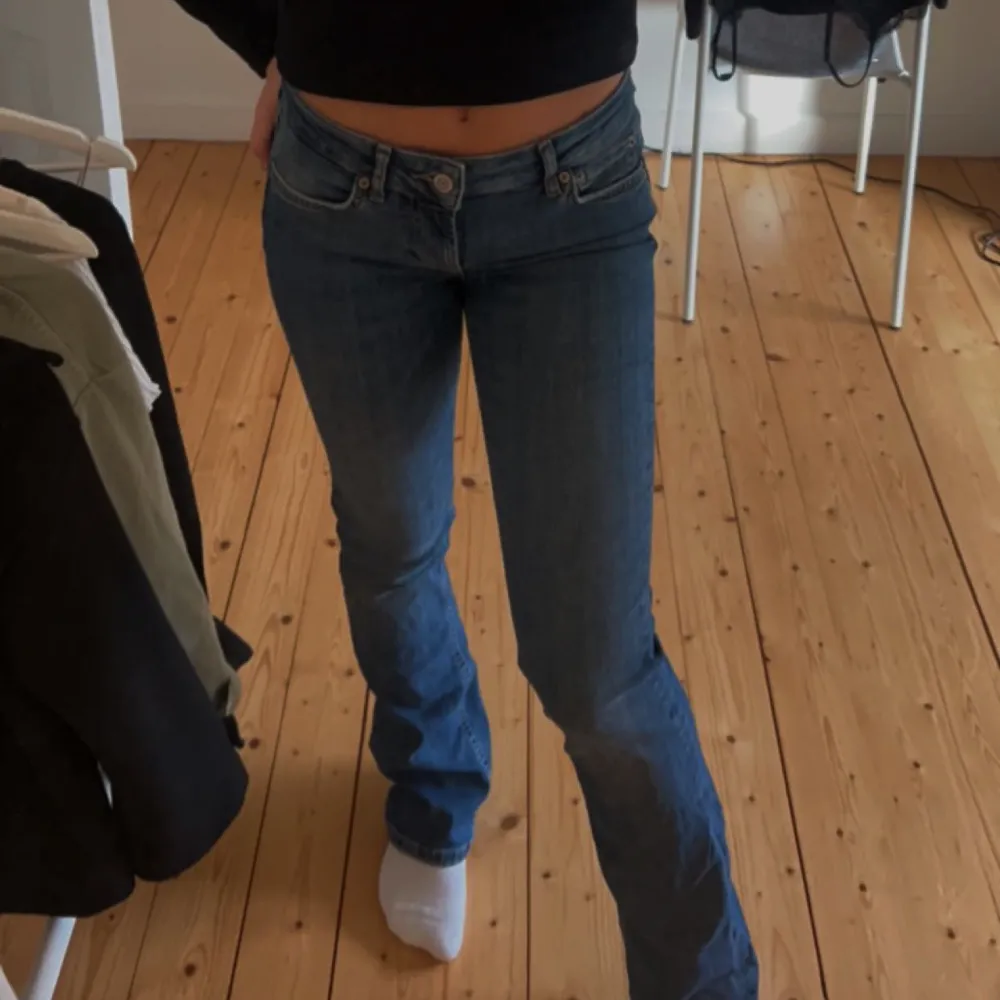 Flared low waist jeans från Zara, nyskick. Stl 36 men passar mig perfekt som vanligtvis är 32/34. Nypris 499:-💕💕. Jeans & Byxor.