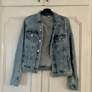 Jeans jacka - H&M - Säljer en jeansjacka i stolek S från H&M, endast använd 2 gånger och därav in princip nyskick. Säljer för 40kr (+eventuell frakt). Kan även mötas i Hällefors eller Örebro! 