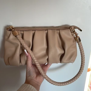 Väska - Söt liten väska, får plats med det man behöver få med sig. Tillkommer ett extra axelband till väskan💕