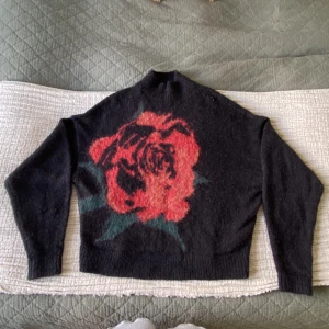 Tröja - Använd fåtal gånger men i mycket bra skick. Stor i storleken (passar mig som vanligtvis har S/M). Orginalpris 600 kr!