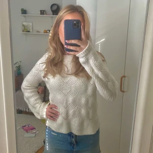 Stickad vit tröja💕 - Stickad vit tröja med mönster! Så fin stickad tröja från cubus som är lite för liten för mig. 