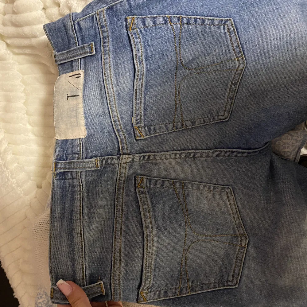 Säljer dessa lågmidjade Jeans från Tiger of sweden i XS!  Köpta för 1599 säljer för 600kr, kan tänka mig gå ned i pris.  . Jeans & Byxor.