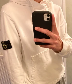Stone island hoodie - Säljer denna till ett riktigt bra pris då jag inte använder den och vill bli av med den. Bra skick o använd ett fåtal gånger. Real.