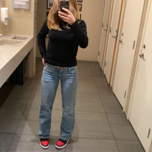 Lågmidjade jeans  - Säljer dessa lågmidjade Jens som enbart är använda en gång så dom är i helt ny sick 