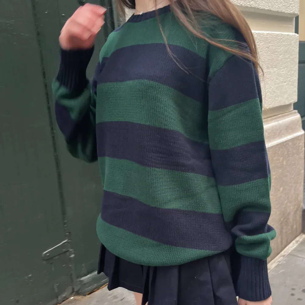 Säljer min fina brianna sweater från Brandy Melville som är perfekt nu till hösten 🍁 Sparsamt använd och är i väldigt fint skick 🍂 Nypris: 350kr. Tröjor & Koftor.