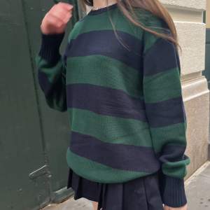Säljer min fina brianna sweater från Brandy Melville som är perfekt nu till hösten 🍁 Sparsamt använd och är i väldigt fint skick 🍂 Nypris: 350kr