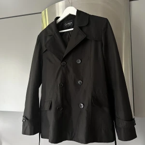 Jacka  - Jacka i fint skick, storlek L men tkr mer den är som en M