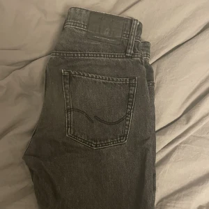 Jeans Jack&Jones  - Modellen är loose chris och är herr byxor. Mycket bra skick. Tryck inte köp direkt utan skriv först för har ut på flera ställen 