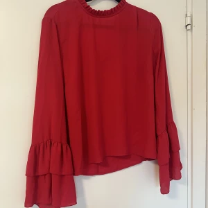 Röd blus - Super söt röd blus med knapp baktill. Srorlek 42 men funkar för 40 också!😁