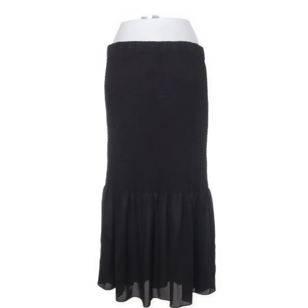 Svart kjol från Lindex i strl M. Hämtas i Midsommarkransen eller skickas mot fraktkostnad.. Kjolar.