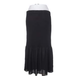 Svart kjol från Lindex i strl M. Hämtas i Midsommarkransen eller skickas mot fraktkostnad.