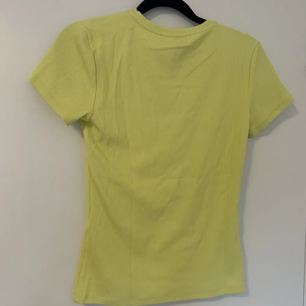 Limegul/grön figursydd t-shirt i storlek S😊. T-shirts.