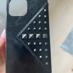 Säljer det här mobilskalet pågrund av att jag valde fel storlek💓 heeelt nytt och aldrig använt. Den är för iPhone 12 PRO Max. Nypris runt 600kr!  (Beatstuds Glossy black) 🙌🏼 skriv om frågor eller om det är något! 