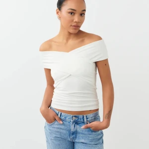 Topp - Säljer denna toppen från Ginatricot, endast testad med lappen kvar! 