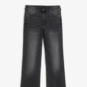 Gråa bootcut jeans - Original pris 300kr. Säljer pga längd, jag är 175cm lång men är perfekt om du är 160-170 cm lång. Jätte fina och har aldrig andvänt dem om inte kanse en eller två gånger. Byxorna är i toppskick och jätte fina 