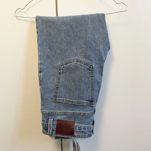 Snygga blå jeans  - Jättefina blå jeans från Only. Helt oanvända med prislapp kvar. Storlek W28/L30. 