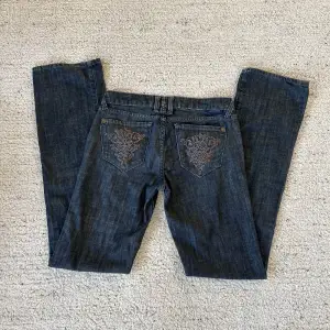 Jättefina lågmidjade jeans med väldigt snygga mönstrade fickor från sellpy. Innebenlängden är 86 cm och storleken är 28. Pris kan diskuteras. Fråga för fler bilder!💘
