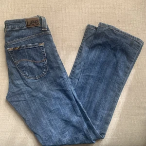 Lowwaist bootcutjeans från Lee - Jätte fina byxor från märket Lee💕 köpta för 999kr Frakt tillkommer