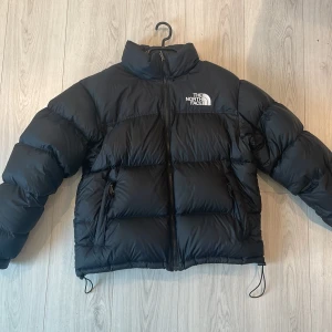 The North Face 1996 Retro Nuptse Jacka - En vinterjacka från The North Face som inte använda längre på grund av att det inte riktigt matchar min stil. 10/10 skick. Endast använd en vinter ett fåtal gånger. Nypris: 3499kr Kom privat för fler bilder och frågor🤗
