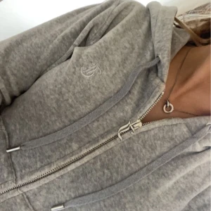 Juicy Couture kofta - Säljer min juicy Couture kofta eftersom jag inte använder längre. Använt ca 10 gånger 🤍