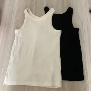 Ett svart och ett vitt linne man får båda för 40kr 