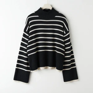 Stickad tröja - Säljer denna fina randiga stickade tröjan i nyskick från GinaTricot, nypris 399kr (slutsåld) 