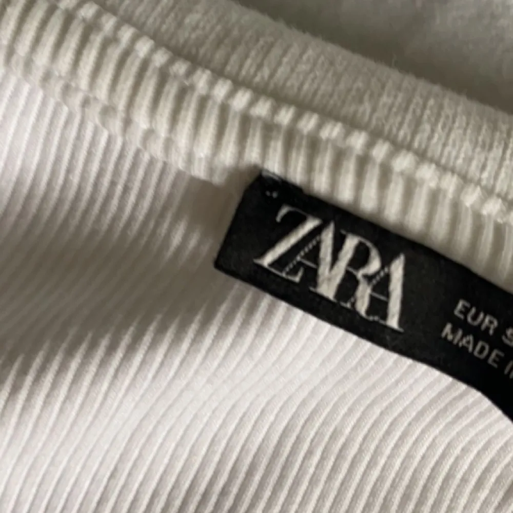 Vit tajt tröja/topp från Zara. . Tröjor & Koftor.