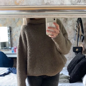 Stickad tröja - Brun/beige stickad tröja perfekt för hösten