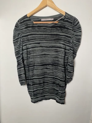 Supersöt tröja❤️ - Supersöt trekvarts ärm tröja ifrån Tiger of Sweden. Den har gröna och svarta ränder och är jättefin. Super kvalitet och skick. Passar storlek M bäst skulle jag säga.❤️