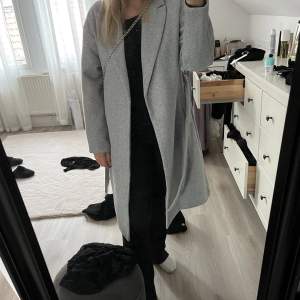 Säljer denna fina gråa kappa från vero moda. Storlek s  Aldrig använd med prislapp på!!! Pris går att diskutera! 🖤
