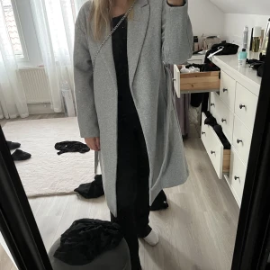 Grå kappa  - Säljer denna fina gråa kappa från vero moda. Storlek s  Aldrig använd med prislapp på!!! Pris går att diskutera! 🖤