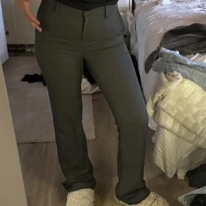 MIDWAIST KOSTYMBYXOR  - Midwaist kostymbyxor från zalando i en ljusgrå färg, superlånga i storlek 36