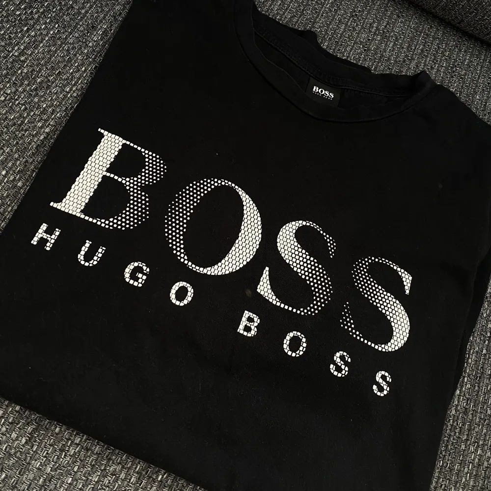 Hugo Boss T-Shirt (svart). Storlek M (passar de som har M-L). Bra skick. Hör av dig frågor.. T-shirts.