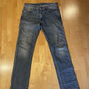 Fina jeans från J.Lindeberg. Dem ganska så använda så lite tecken på slitage finns. Annars inga fel
