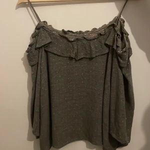 Zara tröja - Säljer denna tröjan då den inte kommer till användning. Använt endast en gång. Har ingen defekter eller slitage. Är i väldigt bra skick! Står att det är storlek M men sitter mer som storlek S!