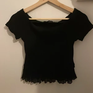 Zara t-shirt - Säljer denna tröjan då den inte kommer till användning och för att den var för tajt. Använt endast en gång. Har inga defekter eller slitage. Är i nyskick! Står att det är storlek M men den sitter som det vore storleken S! 