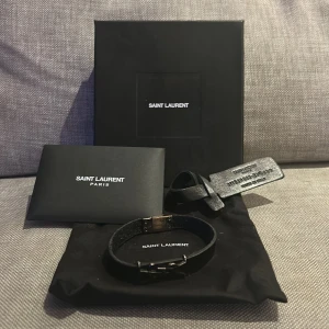 Saint Laurent armband  - Nypris: 4000kr Skick: 8/10 Storlek: X