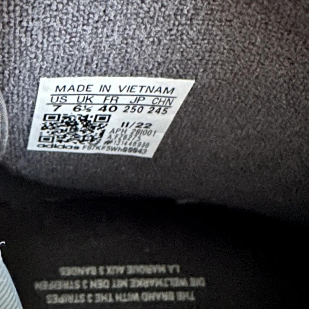 Adidas originals Mörkgrå mocka  Stl 40 (UK 7) Använda 2ggr inköpta på adidas hemsida Maj 2023 1345kr. Skor.