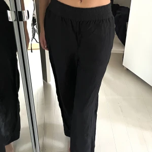 Linnebyxor  - Svarta linnebyxor i S men passar åven xs. Säljer pga är 178 och de är lite för korta för mig.