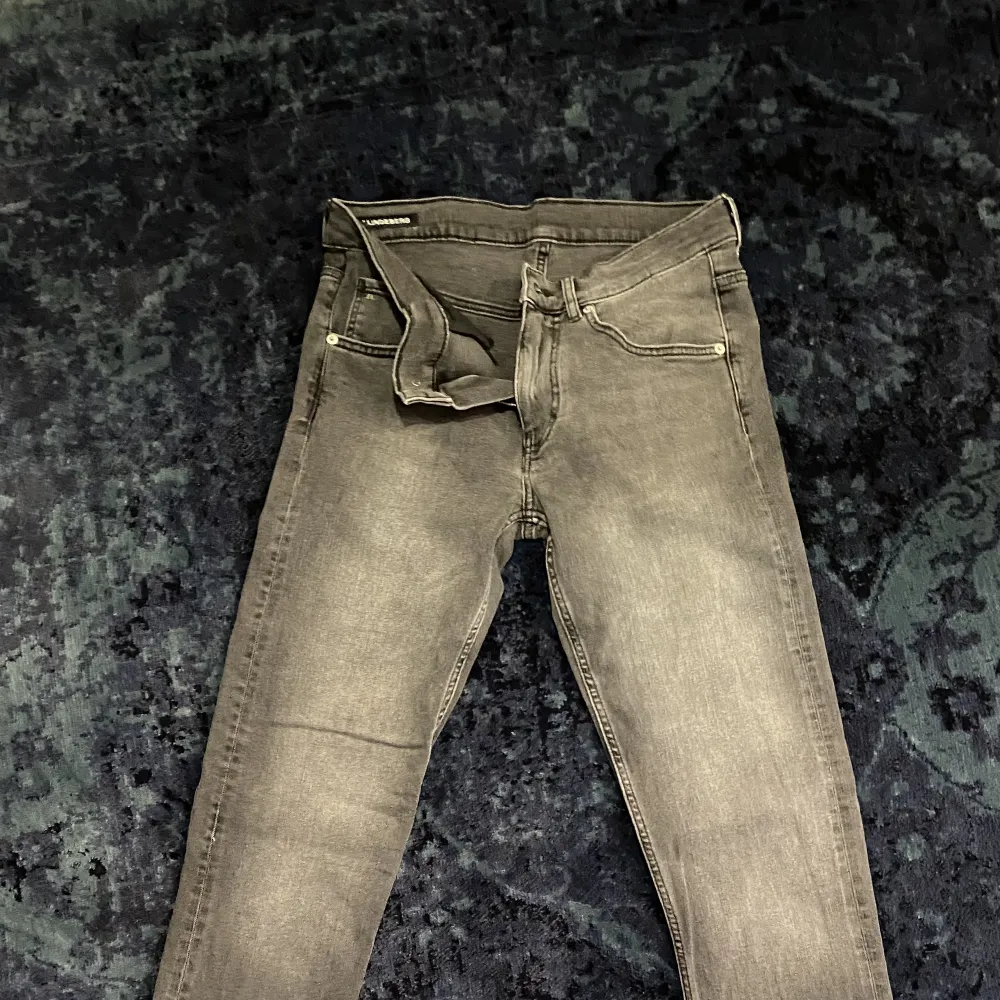 Säljer mina j lindberg jeans, skick: 10/10, säjer eftersom dom är för stora för mig. Nypris: 1500,Skriv om ni har frågor 🤙🏽. Jeans & Byxor.