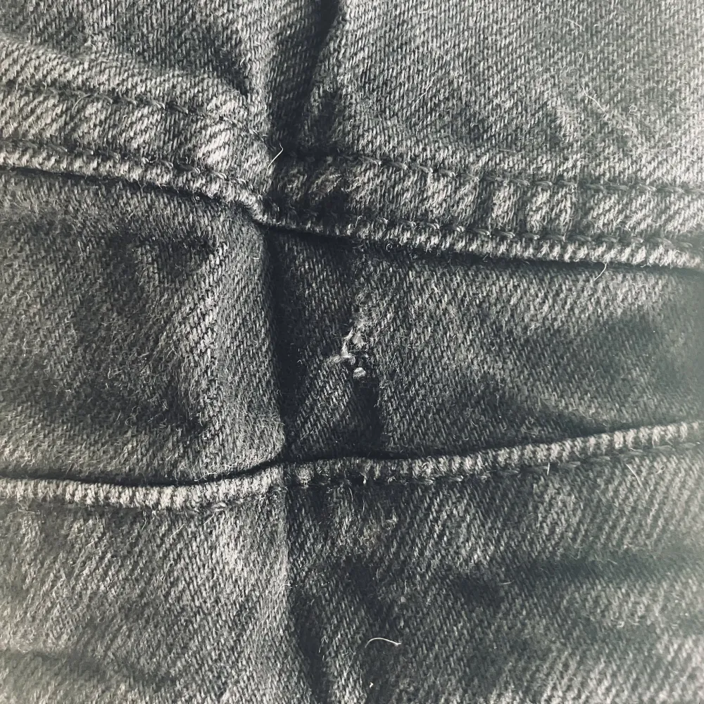 Jeans från Monki modell Yoko  Förkortade till innerben 72cm (jag är 160cm) Ett litet hål var midjan varit intagen innan - se bild Säljes pga för små, storlek W26. Jeans & Byxor.