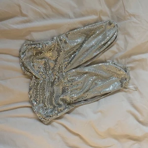 Glittrig topp - Glittrig topp ifrån ginatricot , storlek S! Köp för 70kr + frakt 