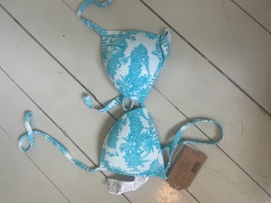 Bikinitopp - Köpt i Frankrike men det var fel storlek så inte kunnat använda. Köparen står för frakt 