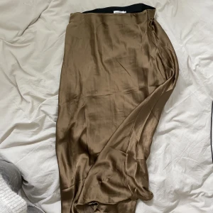 Satin kjol från Lager 157  - Säljer min fina oanvända satin kjol från lager 157, köp för 60kr + frakt 