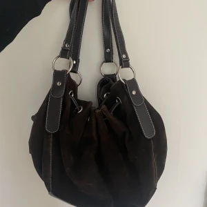 Handväska  - Brun handväska! Köp gärna via plick ❤️