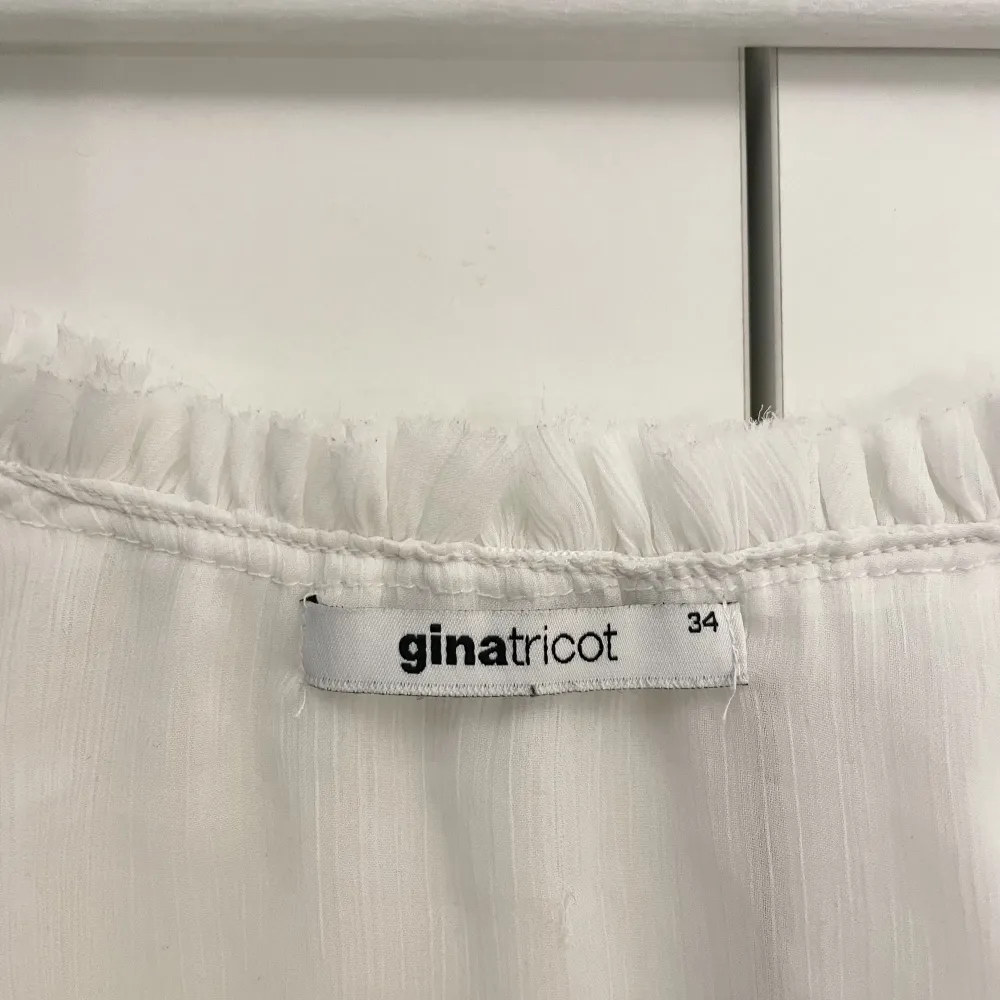 Gulligt vitt linne i tunt materiel från Gina Tricot. Endast använt ett fåtal gånger. Mycket fint skick. . Toppar.
