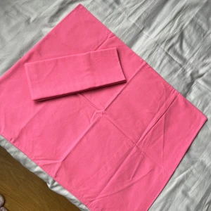 2st örngott - Två likadana örngott i en rosa färg. Säljes tillsammans.