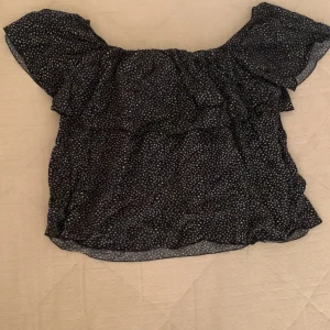 Volang tröja - En ”axeltröja” med en volang där uppe från bik bok. Storlek xs men stor i storleken. Har aldrig använt då den är för stor. 