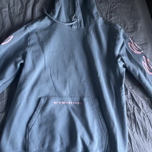 Hoodie - Köpt på h&m för 299, har använts flertalet gånger men ser fortfarande okej ut. Färgen är grå/blå.