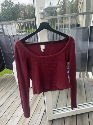 Vinröd långärmad  - Super bra skick på den. Säljer den då jag inte känner att den är min stil längre. På andra bilden så matchade jag den med en superfin väska som ligger ute i min profil